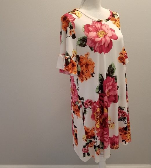 Plus size floral dress with pockets - Picture 2 of 4